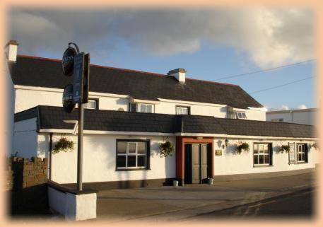 Hopper Inn Bar & Guest Accommodation Ballynaskreena Exteriör bild