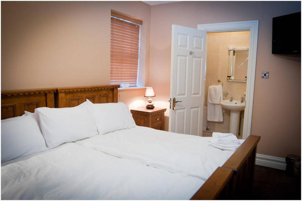 Hopper Inn Bar & Guest Accommodation Ballynaskreena Rum bild