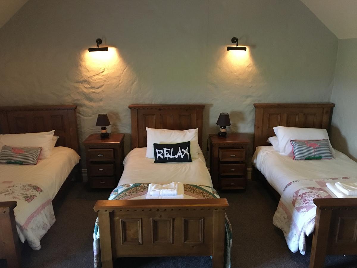 Hopper Inn Bar & Guest Accommodation Ballynaskreena Exteriör bild